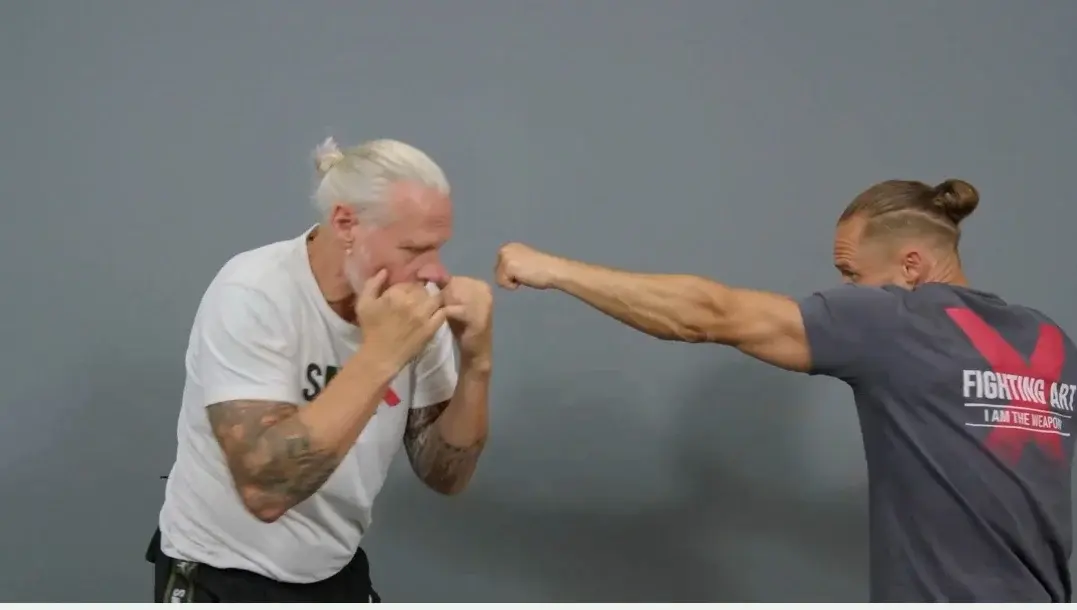 Peter Weckauf und ein Trainingspartner demonstrieren eine Schlagtechnik