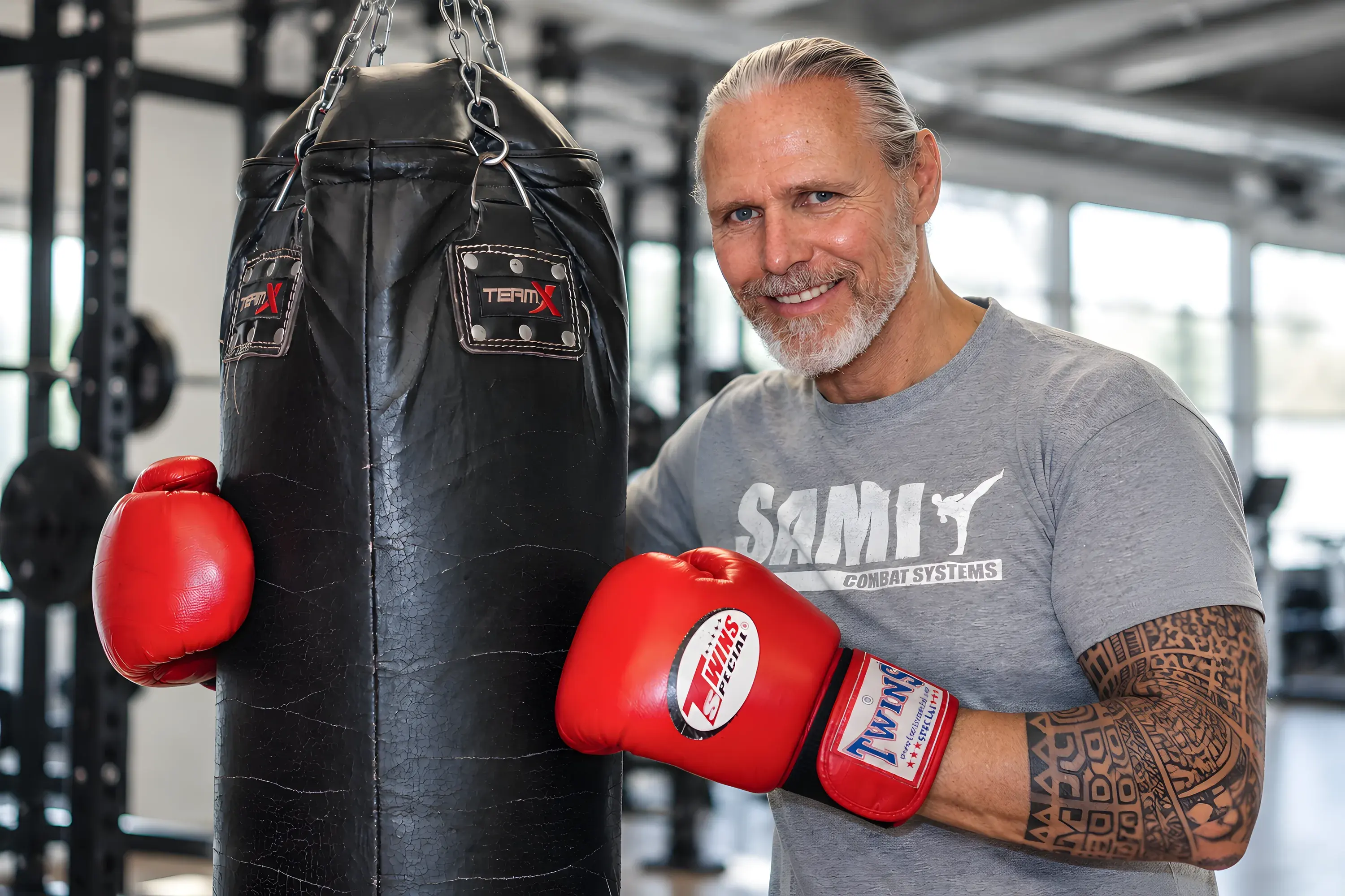 Peter Weckauf mit Boxhandschuhen am Sandsack