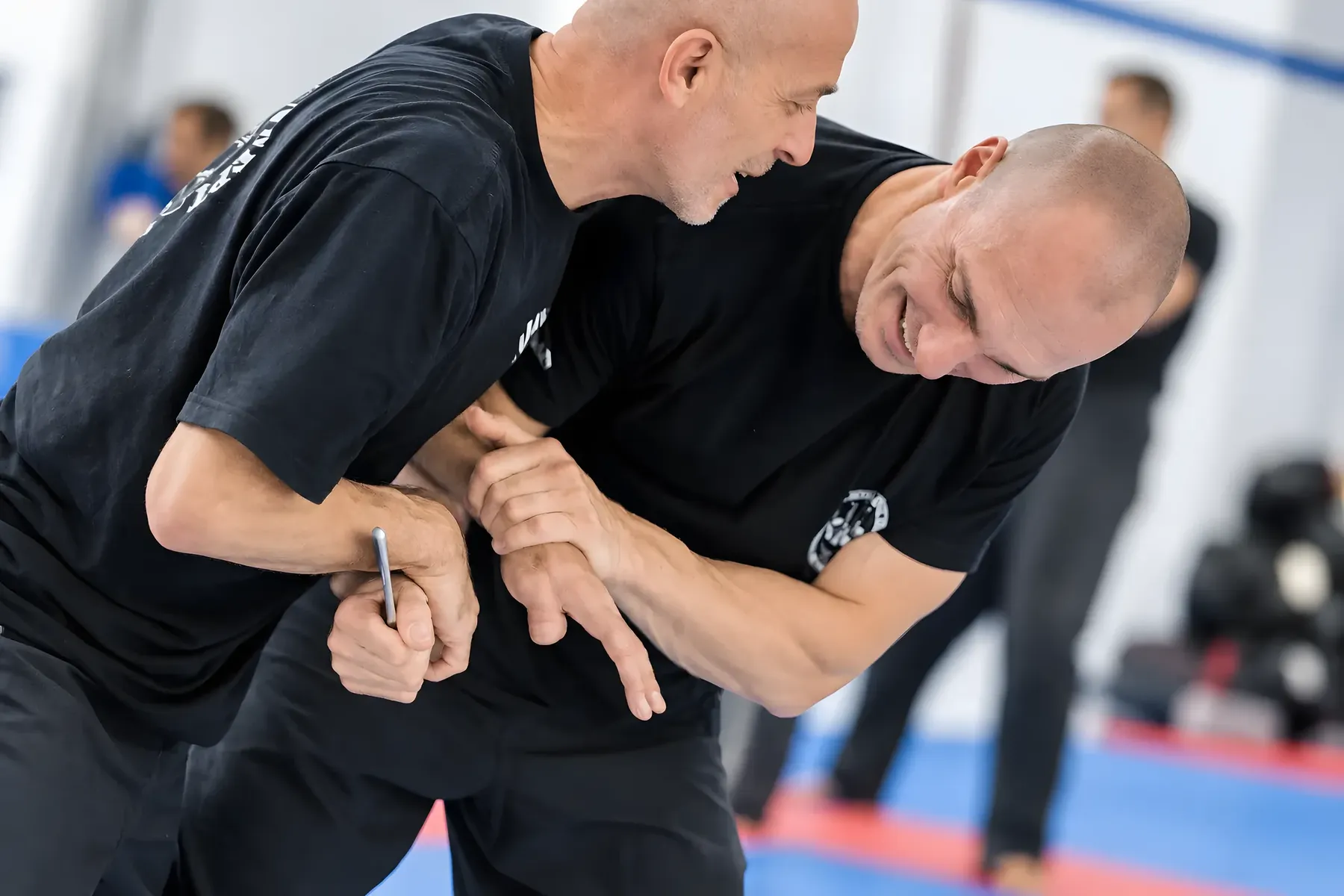 Zwei Männer üben eine Armkontrolle