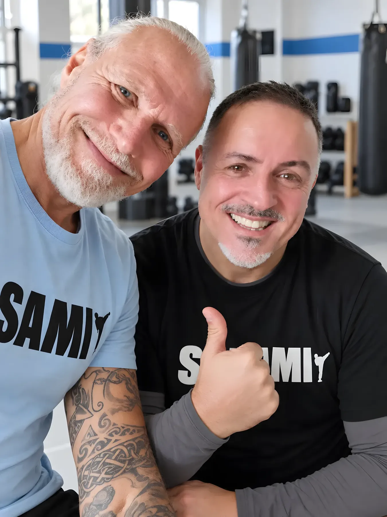 Peter Weckauf und ein Trainingspartner lächeln in die Kamera
